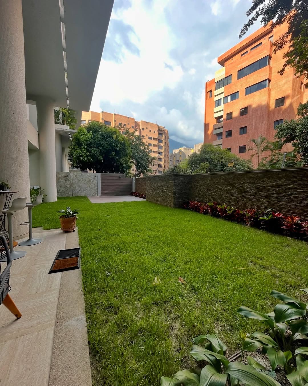 Planta Baja en Campo Alegre - 4 Hab, 5 Baños - imagen 3