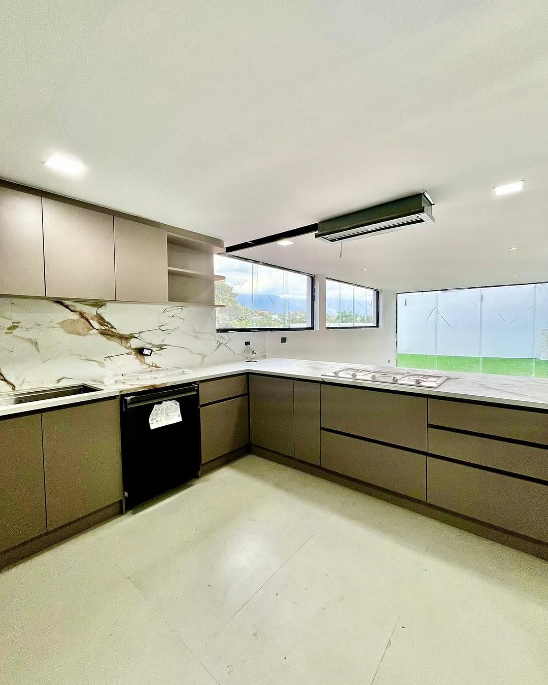 Casa con vista al Ávila, 5 hab, totalmente remodelada - imagen 2