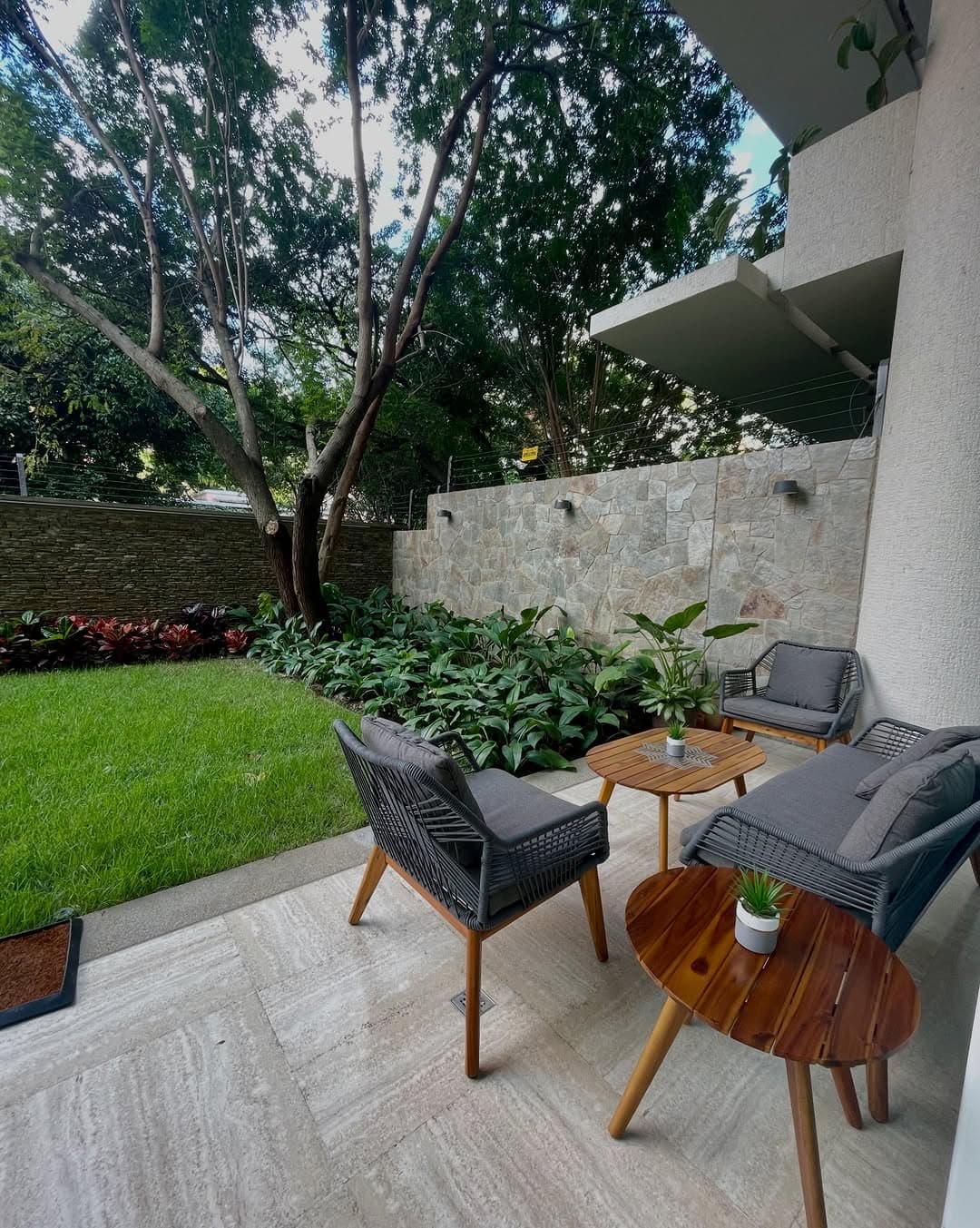 Planta Baja en Campo Alegre - 4 Hab, 5 Baños - imagen 4